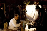 Wolfgang Dabernig am Set in Dilijan, rechts Josef Dabernig Buch, Regie, Schnitt und Produktion