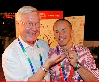Olympiaseelsorger Pater Bernhard mit den Silbernen Wolfi Eibeck