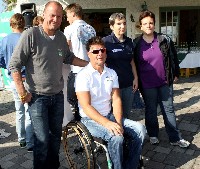 Die Kärnten-Sport Kelag Behindertensport-Vertragssportler v.l. Radlwolf, Klaus Dolleschal Handbike und die Schwestern Andrea Zweibrot Tandem mit Pilotin Eveline Zweibrot