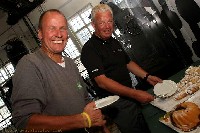 Radlwolf mit Sportdirektor Reinhard Tellian beim kulinarischen Smalltalk