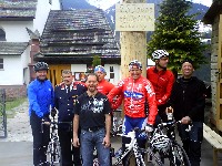 Gregor Obenosterer, Kurt Strobl, Radlwolf, Daniel Obernosterer mit den Maibaumbewachern aus Liesing im Lesachtal