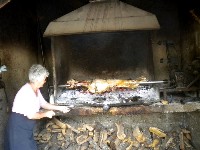 Das Lamm am Spieß kurz vor dem Mittagessen der hungrigen Radler