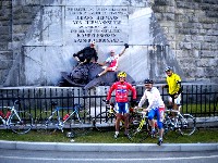 v.l.n.r. Hans Linder, Michi Kurz, Radlwolf, Ossi Jochum und Kurt Strobl beim Denkmal von Johann Hermann von Hermanndorf am Predil Pass