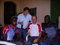 Radlwolf mit den Behindertenradsportlern Ibrahim Watula und Dedav Iperi aus Kenia