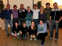 v.l.n.r stehend: Cheftrainer Harald Rodlauer, Ossi Jochum, Radlwolf, Daniela Iraschko, Michi Kurz, Katharina Keil, Co-Trainer Lukas Tschuschnig, Service-Mann Florian Schabereiter, hockend: Jacqueline Seifriedsberger, Nils Kurz, Cornelia Roider und Psychologin Mirjam Wolf
