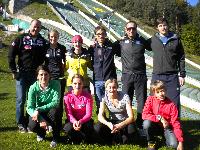 v.l.n.r.stehend: Radlwolf, Katharina Keil, Jacquline Seifriedsberger, Michi Kurz, Cheftrainer Harald Rodlauer, Co-Trainer Lukas Tschuschnig, hockend: Psychologin Mirijam Wolf, Cornelia Roider, Daniela Iraschko und Nils Kurz