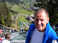 Radlwolf mit zittrigen Knien am Sprungturm der Alpenarena in Villach