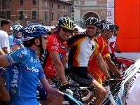 Die Fahrer Paolo Vigano (ITA), Wolfgang Dabernig (AUT), Michael Teuber (GER), Junajo Mendez (ESP) und Roger Bollinger (SUI) diskutieren ihren Streik.