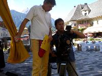 Karl Hannes Planton ORF und Andreas Sacherer von der "Andreas Sacherer Filmproduktion" beim überprüfen der Filmaufnahmen