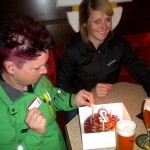 zum "20. Geburtstag" wurde beim Planner nach der gelungenen Rückkehr von den Trainingsparnerinnen Sabrina und Motz an Radlwolf eine Torte überreicht.