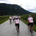 Das Feld der "Tour de Franz" radelt durch das Rosental Richtung Ziel