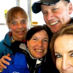 Christine, Mirjam, Radlwolf und Jutta feiern in der Bar bei der Talstation