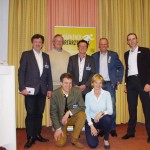 v.l. Univ.-Prof. Dr. Paul Haber, Dr. Eckart Waidmann, Dr. Peter Kitzler, Paralympic-Silbermedaillengewinner Wolfgang Dabernig, Para-Triathlet Christian Troger, vorne hockend Dr. Piero Lercher und Mag.a Dr.in Ines Berger-Uckermann (Wissenschaftliche Kongressleitung)