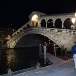 Die Rialtobrücke (Ponte di Rialto) in Venedig verbindet die Stadtteile (Sestieri) San Polo und San Marco und ist eines der ältesten Brückenbauwerke der Stadt