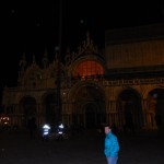 Der Markusdom in Venedig erhebt sich atemberaubend mit seiner prächtigen, orientalischen Fassade im Osten des Markusplatzes