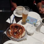 Weißwurstfrühstück am Flughafen München, den Trainingspartnerinnen Danke für das Taschengeld