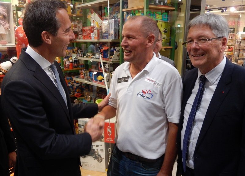 Bundeskanzler Christian Kern, Paralympic-Silbermedaillengewinner Wolfgang Dabernig und Landeshauptmann Peter Kaiser