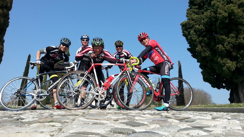 v.l. Nils, Dani, Michi Radlwolf und Ossi vor dem "Castello di Susans"