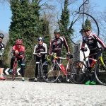 v.l. Nils, Ossi, Dani, Michi und Radlwolf vor dem Denkmal für Ottavio Bottecchia in der Gemeinde Trasaghis am Tagliamento