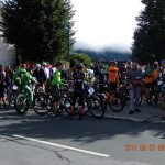 rund 100 Teilnehmer finden sich beim Start in Mauthen ein