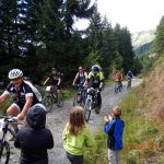 Kurt Strobl führt eine größere Gruppe ins Ziel auf die Mauthner Alm