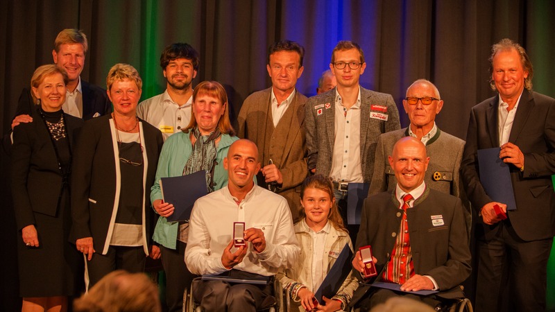 v.l. KR Brigitte Jank Präsidentin des Österreichischen Behindertensportverbandes, Julian Hadschieff (ÖBSV-Vizepräsident), Margit Straka (ÖBSV-Vizepräsidentin), und die geehrten Sportler Markus "Mendy" Swoboda, Maria-Luise Weber, Thomas Frühwirth, Josef „Pepo“ Puch mit Töchterchen, Günther Matzinger, Walter Ablinger, Odo Habermann und Wolfgang Dabernig; Bildquelle: ÖBSV/Lukas Jahn