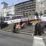 die Radler vor dem aufwendig renovierten "Castello di Colloredo di Monte Albano"