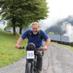 Sepp Lederer wuchtet sein E-Bike im Grenzbereich Rtg. Ziel
