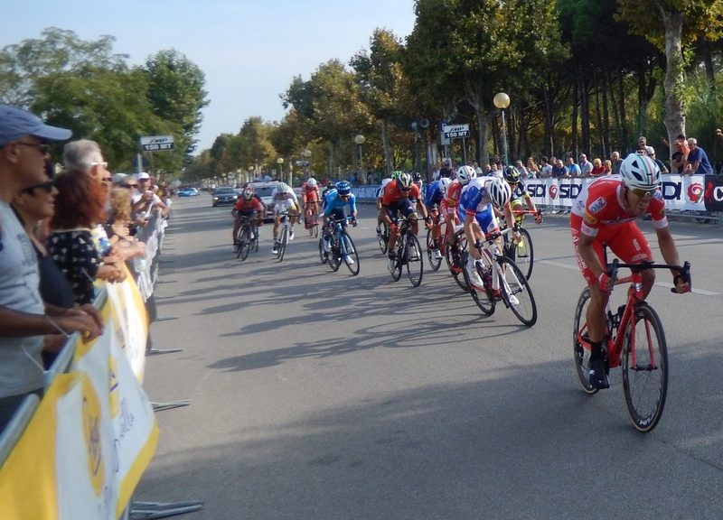 Davide Ballerini setzt zum Sprintsieg vor David Gaudu und Francesco Gavazzi an