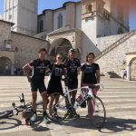 Michi, Nici, Radlwolf und Karin vor der "Basilica di San Francesco"Assisi ist erreicht Foto: © Nicole Böhlen