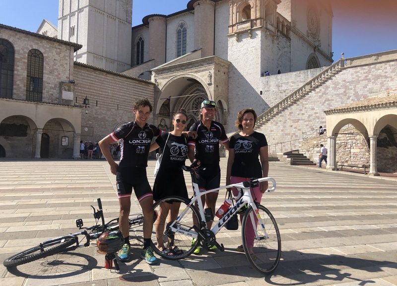 Michi, Nici, Radlwolf und Karin vor der "Basilica di San Francesco"Assisi ist erreicht Foto: © Nicole Böhlen