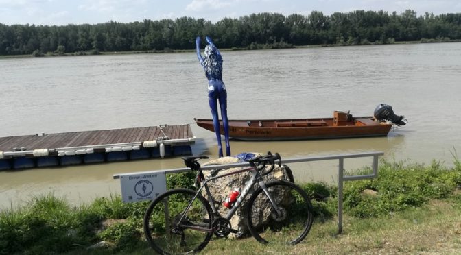 Die Paralympioniken Radlwolf und Michi Kurz mit Freunden am Donauradweg