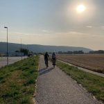 Michi und Radlwolf auf den letzten Metern des Donauradweges, Foto: © Karin Franz