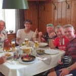 Erich, Radlwolf, Michi, Kurt, Günter und Franzi bei der Mittagspause in der Wachau,