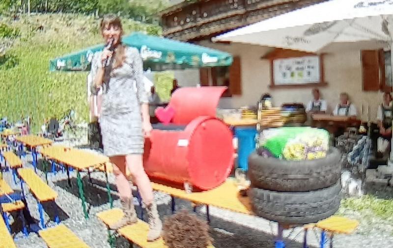 Theresa in ihrem Element bei der „Upcycling Wettbewerb“ Versteigerung, Screenshot © Michi Kurz