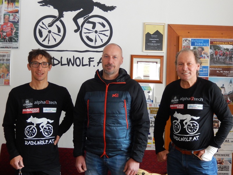 Papa Joachim Kahr bedankt sich bei Michael Kurz (links) und Radlwolf (rechts) für die Unterstützung für seinen Sohn Patrick