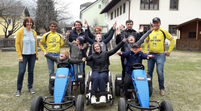 Spendenübergabe und Übergabe von zwei Gokarts von Radlwolf und Michi Kurz  an die Sonderschule Lienz