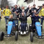 Hinten von links: Schulleiterin Martina Walder, Michael Kurz, Simon, Schulassistentin Ines, Schulassistent Michael, Praktikant Luca, Noel, Wolfgang Dabernig Vorne von links: im Gokart Lorenz, Ilvy, Lara, Clemens im Gokart