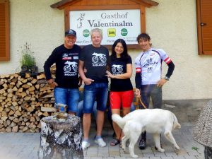 Wirt Bruno und Nataliia freuen sich mit Radlwolf und Michi auf die Veranstaltung.   Foto: © Radlwolf