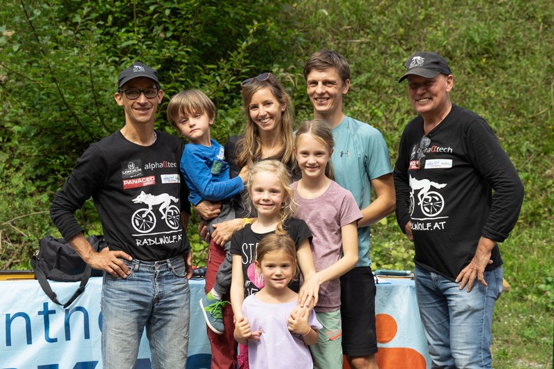 Michi Kurz und Radlwolf mit Anton und seinen Eltern und Geschwistern