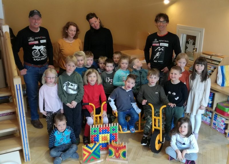 Bendeguz´ (vorne im Beiwagen) mit seinen Freunden, hinten v.l. Radlwolf, Mama von Bendeguz`, Kindergartenleiterin Martina Ebner und Michi Kurz; Foto: © Radlwolf