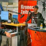 "Krone"-Podcast-Talk mit den Moderatorinnen Emily Patek und Julia Mößlacher im "Krone"-Podcast Studio; Foto: © Hannes Wallner