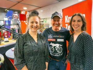 Radlwolf mit den Moderatorinnen Emily Patek und Julia Mößlacher;
Foto: © Hannes Wallner
