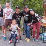 v.l. Nele Kurz, Parasportler Ernst Scheiber er gewann einen der Hauptpreise die Dress von "Tour de France Etappensieger" Felix Gall, Michi Kurz, Radlwolf, Motz, vorne Marielena, sie gewann das Kinderfahrrad bei der Verlosung; Foto: © Radlwolf