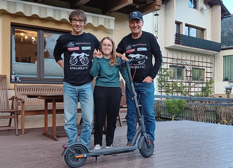 Michi Kurz und Radlwolf freuen sich mit Theresia Catharina für den neuen E-Scooter Foto: © Radlwolf