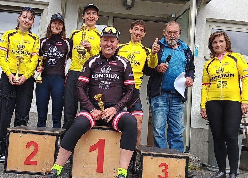 hinten v.l. die Sieger Nele Kurz, Lisa Achleitner, Nils Kurz, sowie Michi Kurz, ÄAV Obmann Sepp Lederer. Karin Franz und vorne Radlwolf: Foto: © Radlwolf