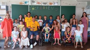 Am Foto sind folgende Personen abgebildet:
Bendegus mit Mama, Radlwolf, Michi Kurz,
Klassenlehrerin Monika Ramsbacher-Ranner
Integrationslehrerin Chiara Telesklav
Schulassistenz Patricia Fritzer
Schulleiterin Lydia Gasser und die Mitschüler von Bendegus;
Foto: © Radlwolf