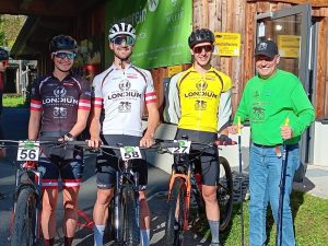 v.l. Lisa Achleitner, Samuel Tiefenbacher, Nils Kurz und Radlwolf vor dem Start; Foto: © Radlwolf