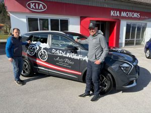Manuel Oberortner Auto Piber wünscht Radlwolf bei der Autoübergabe viel Freude und viele unfallfreie Kilometer mit seinem Kia Sportage
Foto: © Auto Piber