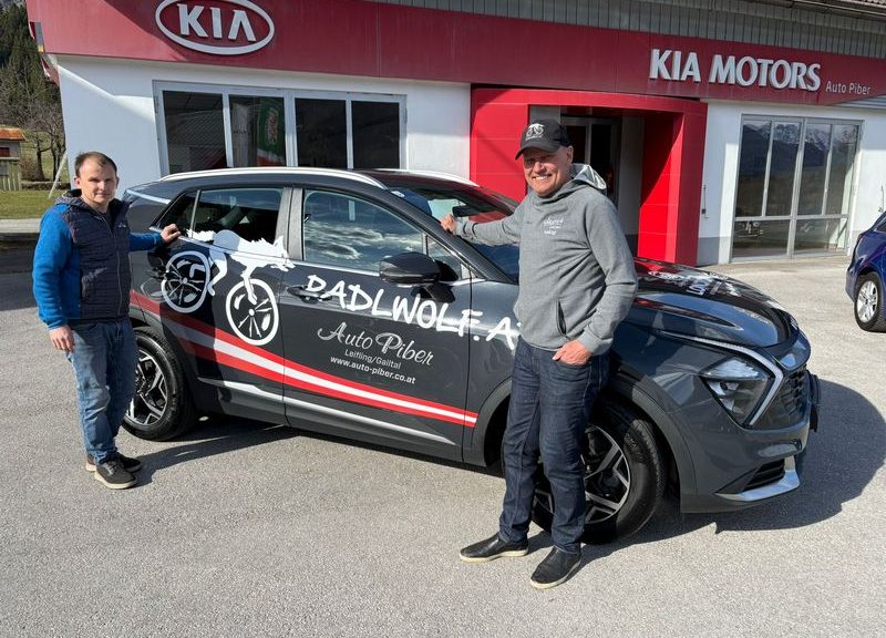 Manuel Oberortner Auto Piber wünscht Radlwolf bei der Autoübergabe viel Freude und viele unfallfreie Kilometer mit seinem Kia Sportage Foto: © Auto Piber